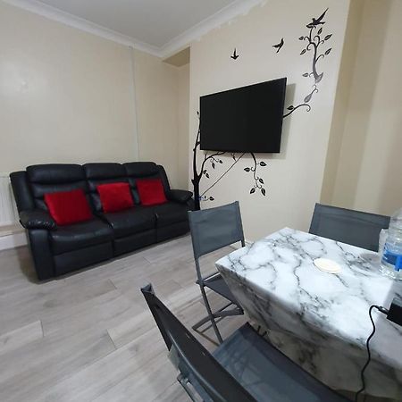Ferienwohnung House In The Heart Of Valleys Ebbw Vale Exterior foto