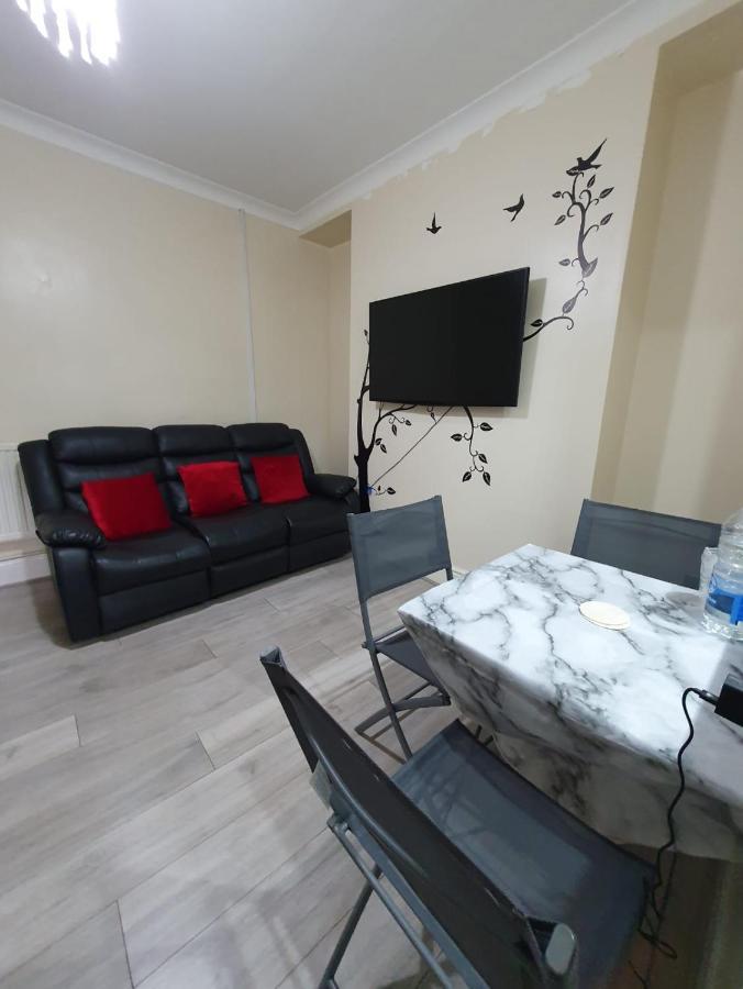 Ferienwohnung House In The Heart Of Valleys Ebbw Vale Exterior foto